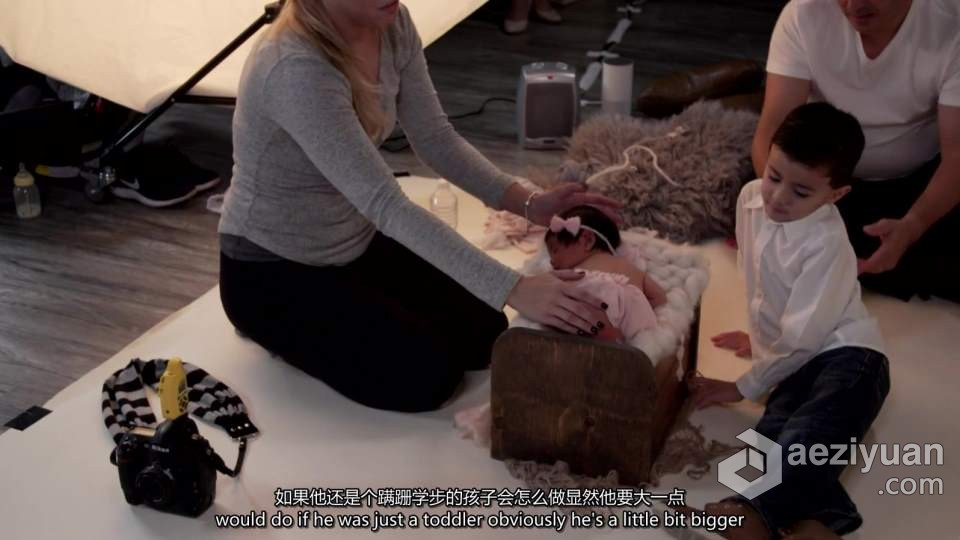 Meg Bitton-新生儿工作室：家庭摆姿势摄影布光教程 中英字幕Meg Bitton,新生儿摄影,新生儿摆姿,全家福摄影 - AE资源网 www.aeziyuan.com